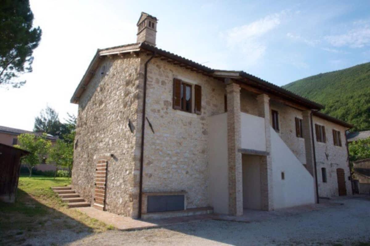 Casa Ridente Nella Valle Del Menotre Con Giardino Pale Exterior photo
